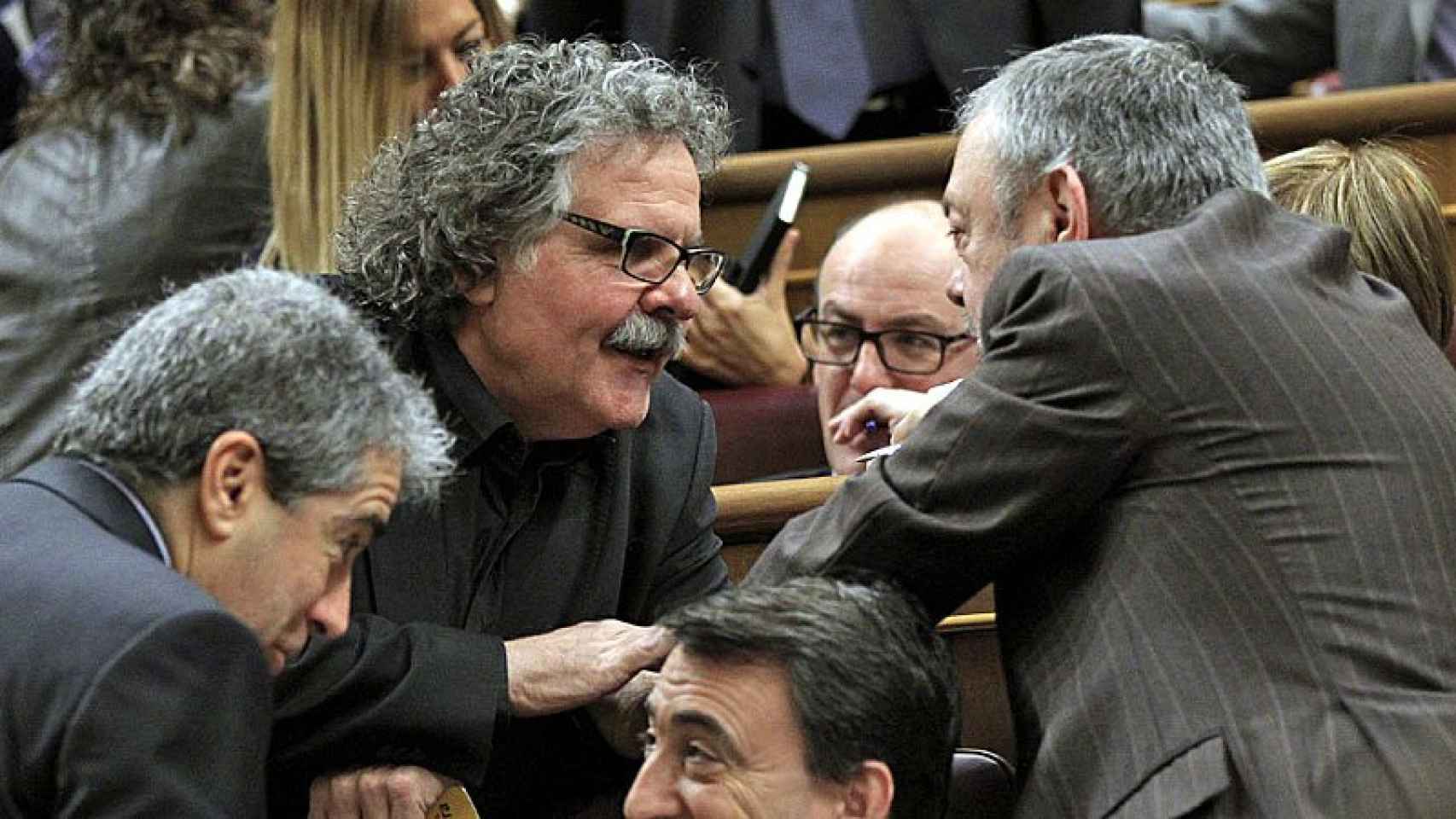 Joan Tardà (ERC) y Francesc Homs (Democràcia i Llibertat), en el Congreso, antes de su intervención.