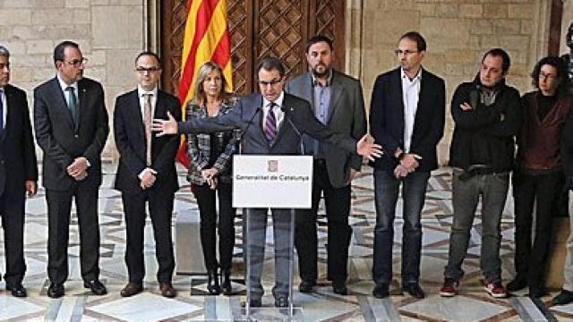 Representantes del Gobierno autonómico, CiU, ERC, ICV-EUiA y la CUP, durante la rueda de prensa de diciembre de 2013 en que anunciaron la fecha y las preguntas pactadas para celebrar un referéndum independentista en Cataluña