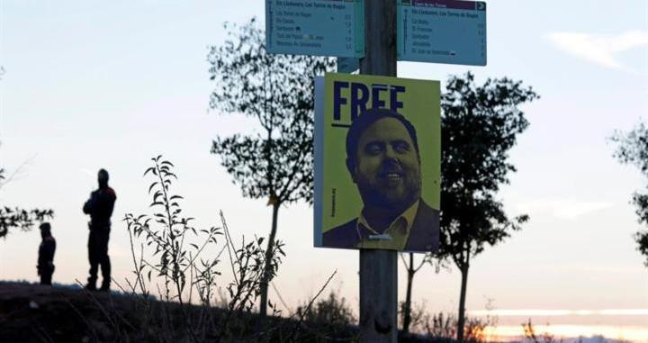 Imagen de un cartel con la imagen de Oriol Junqueras, preso independentista acusado de rebelión / EFE