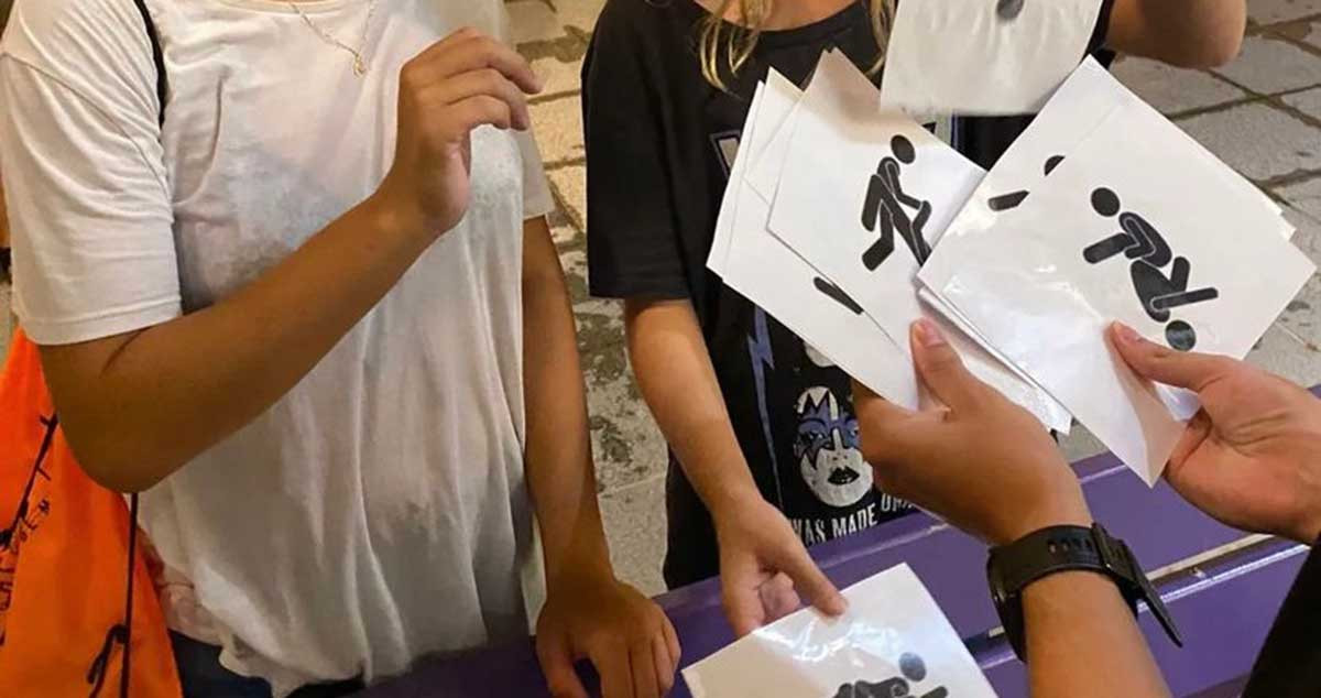 Dos niñas participan en la gincana sexual organizada en Vilassar de Mar, por la que la concejal de ERC que la organizó será investigada / INSTAGRAM