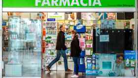 Dos ciudadanos con mascarilla en una farmacia catalana / EP