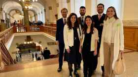 Marta Pastur y Andrea Escribano con representantes diplomáticos en el Parlamento de Dinamarca - CEDIDA