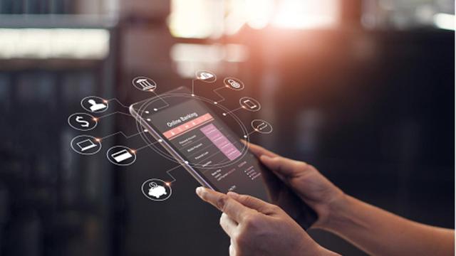 Usuario de banca online a través de un móvil