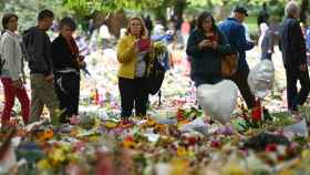 Miles de flores depositan flores en honor a la reina en las inmediaciones del Palacio de Buckingham / ANDY RAIN - EFE