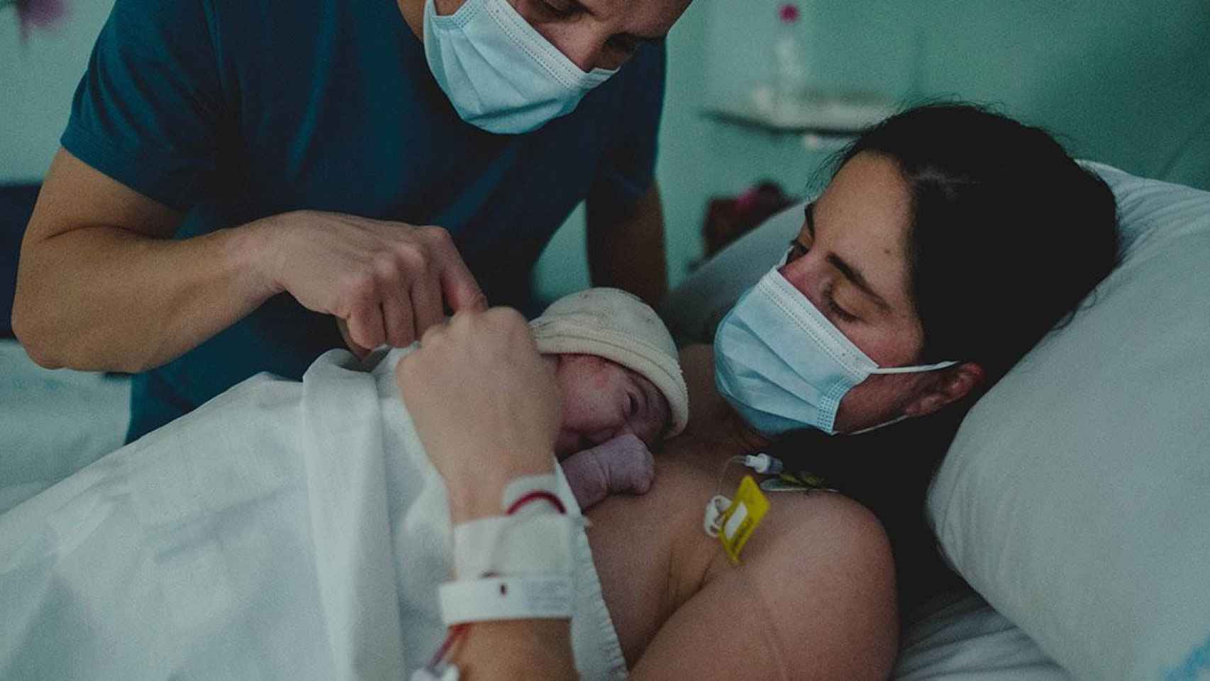 Una mujer observa a su bebé tras un parto / CG