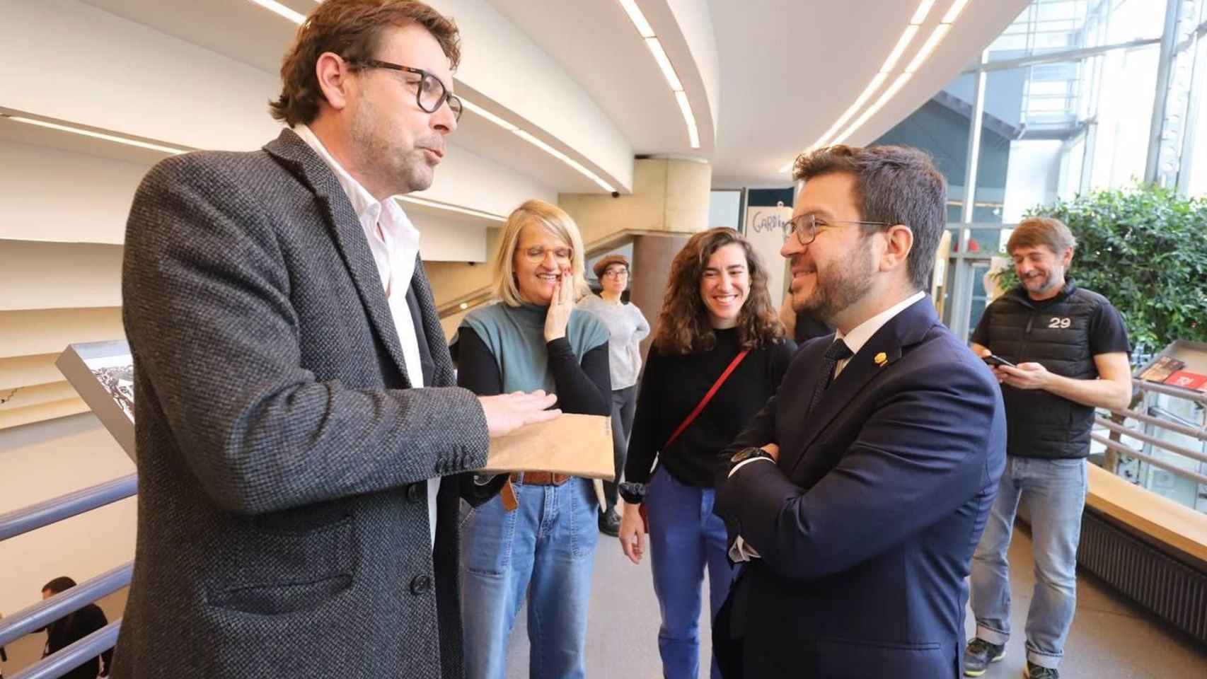 El presidente de la Generalitat, Pere Aragonès, reuniéndose en París con el director de la compañía teatral La Perla 29, Oriol Broggi / GENERALITAT