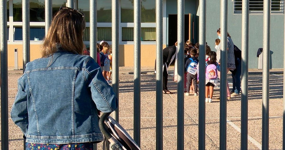 Una madre delante de un colegio / EP