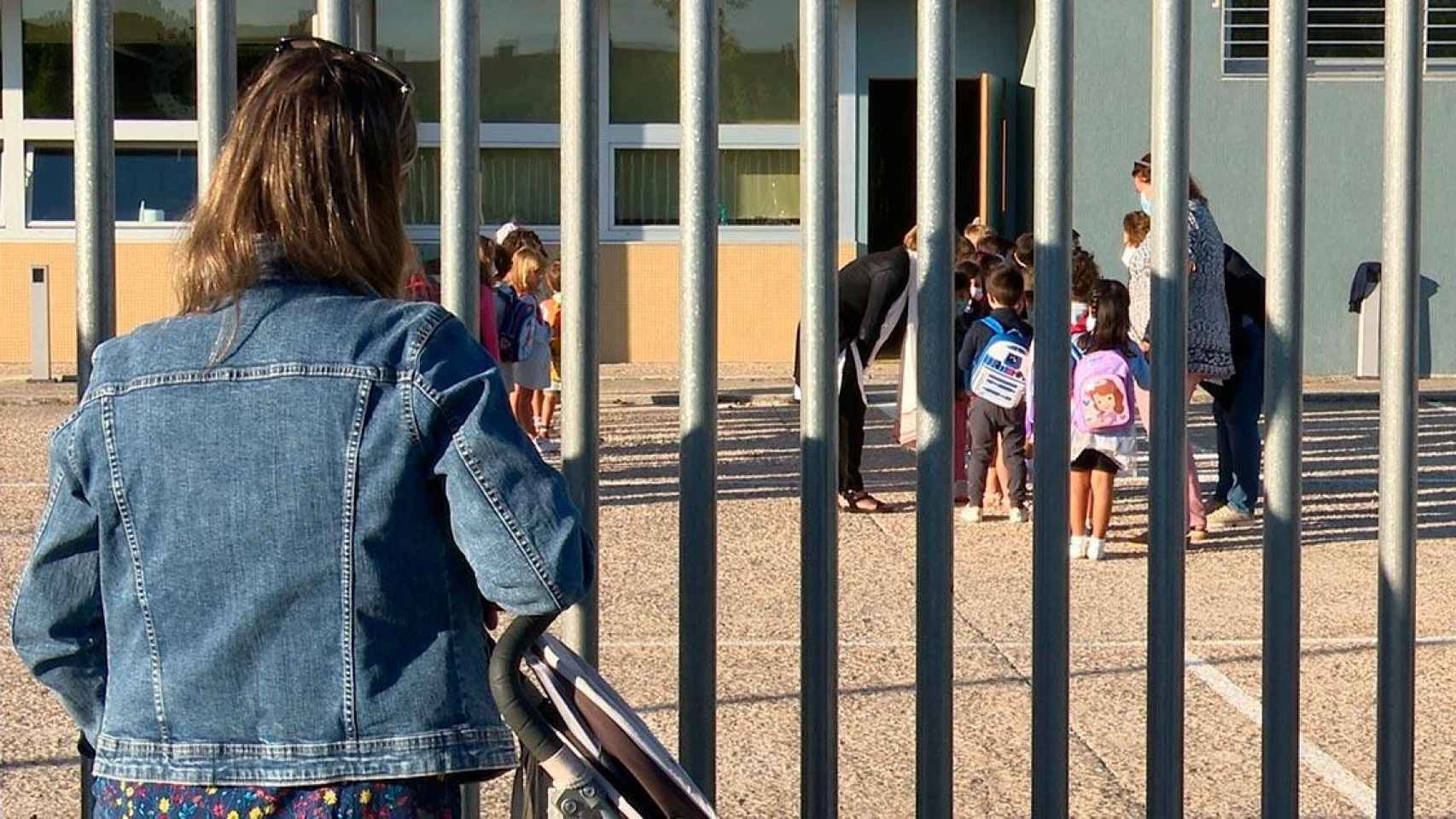 Una madre delante de un colegio / EP