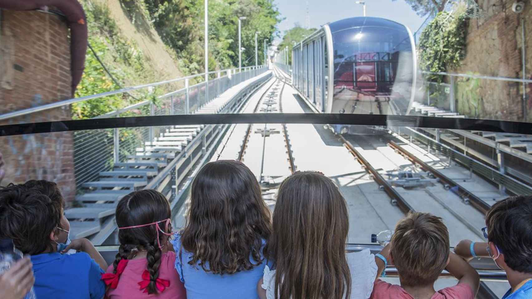 Un grupo de niños y niñas viajan a bordo de la Cuca de Llum / TIBIDABO