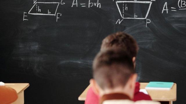 Alumnos asisten a clase en un colegio / EP