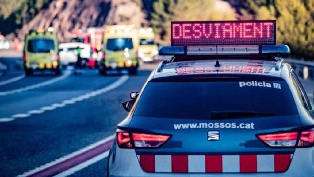 Los cuerpos de emergencias tras un accidente de tráfico en una imagen de archivo / EP