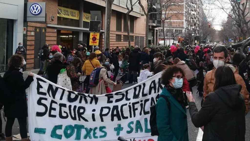 Gran afluencia de asistentes a la concentración qjue reclama mayor seguridad en torno a las escuelas de Barcelona / EIXRESPIRA