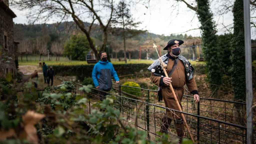 El Pare Pelegrí de 2021, en plena caminata protegido con mascarilla / AYUNTAMIENTO TOSSA