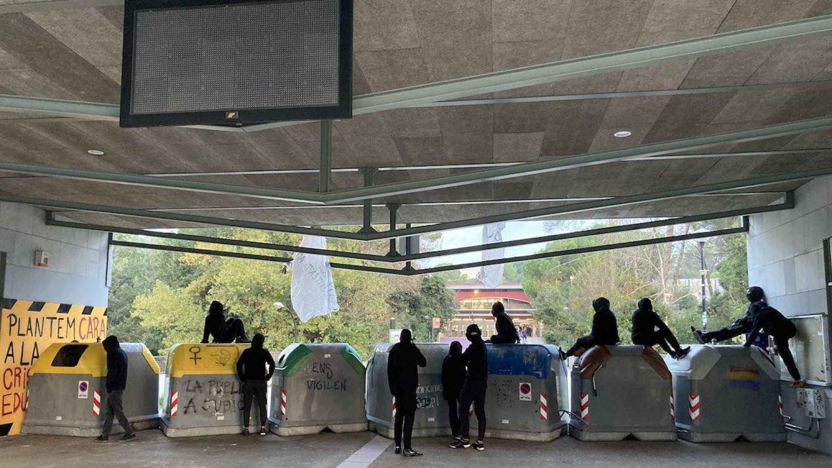 Manifestantes encapuchados cortando el acceso a la UAB / EP