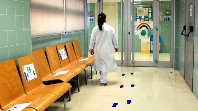 Imagen de una sanitaria en un centro de atención primaria de Barcelona / CG