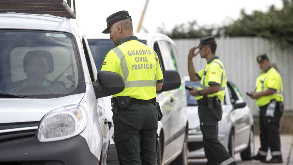 Controles de tráfico de la Guardia Civil durante las restricciones de movilidad del coronavirus / EFE