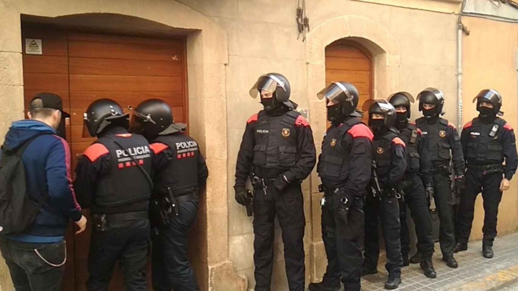 Dispositivo de Mossos y Urbana contra los narcopisos en la Barceloneta / MOSSOS