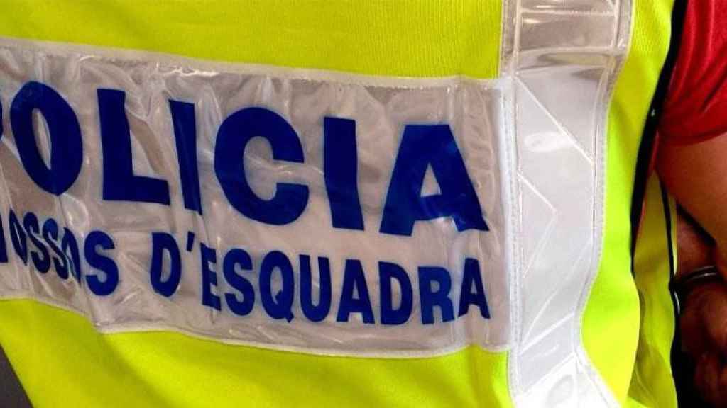 Un agente de los Mossos d'Esquadra con un detenido / MOSSOS D'ESQUADRA