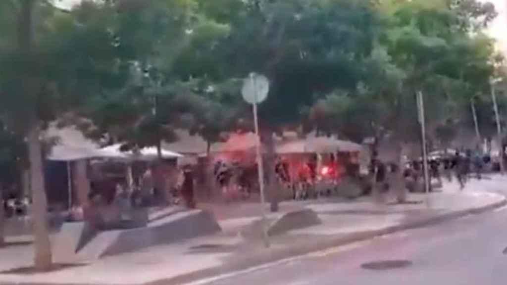 Imagen de la pelea en los aledaños del Camp Nou antes del Barça-PSV de Champions