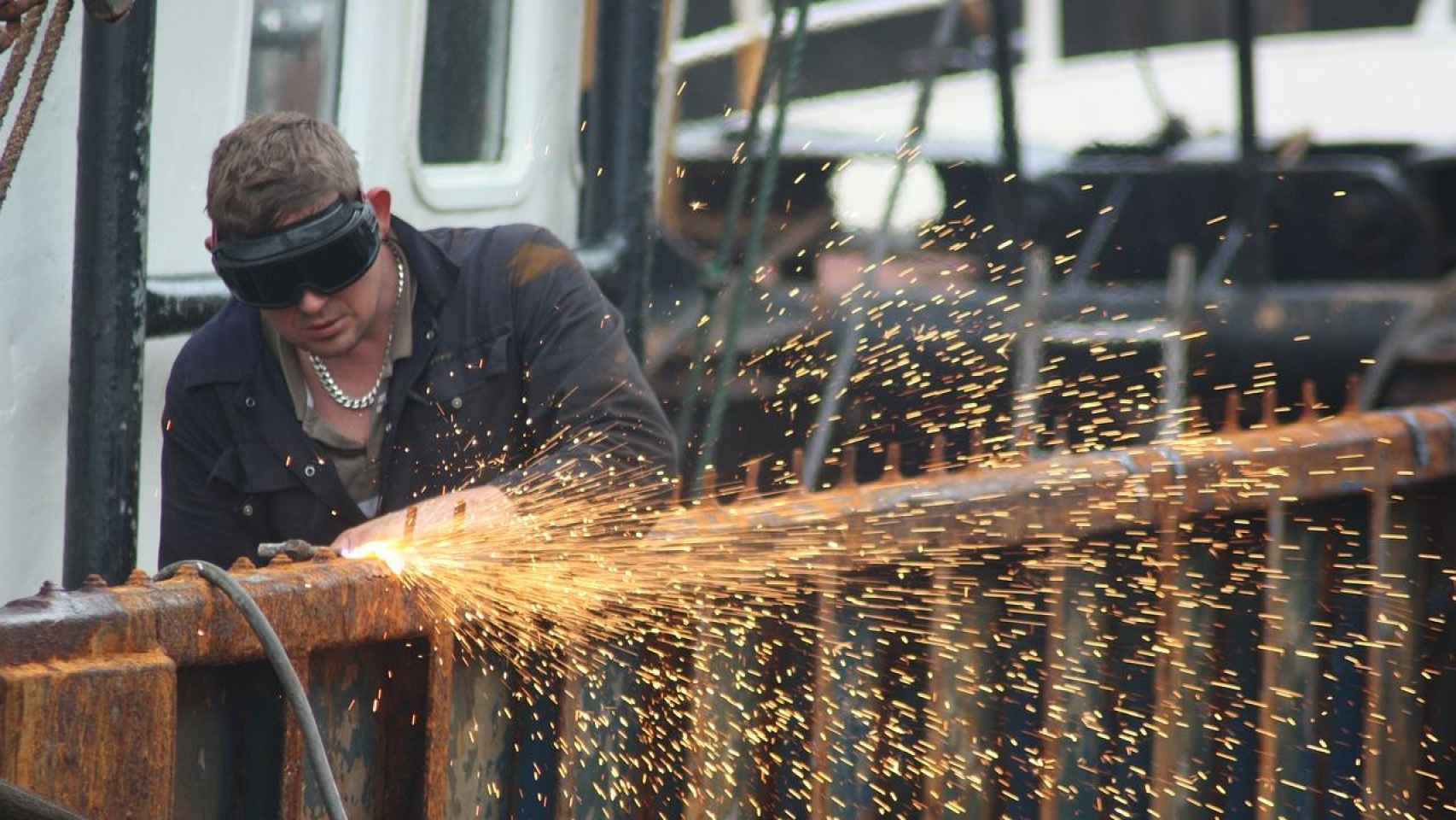 Un trabajador que se enfrenta al calor extremo / PIXABAY