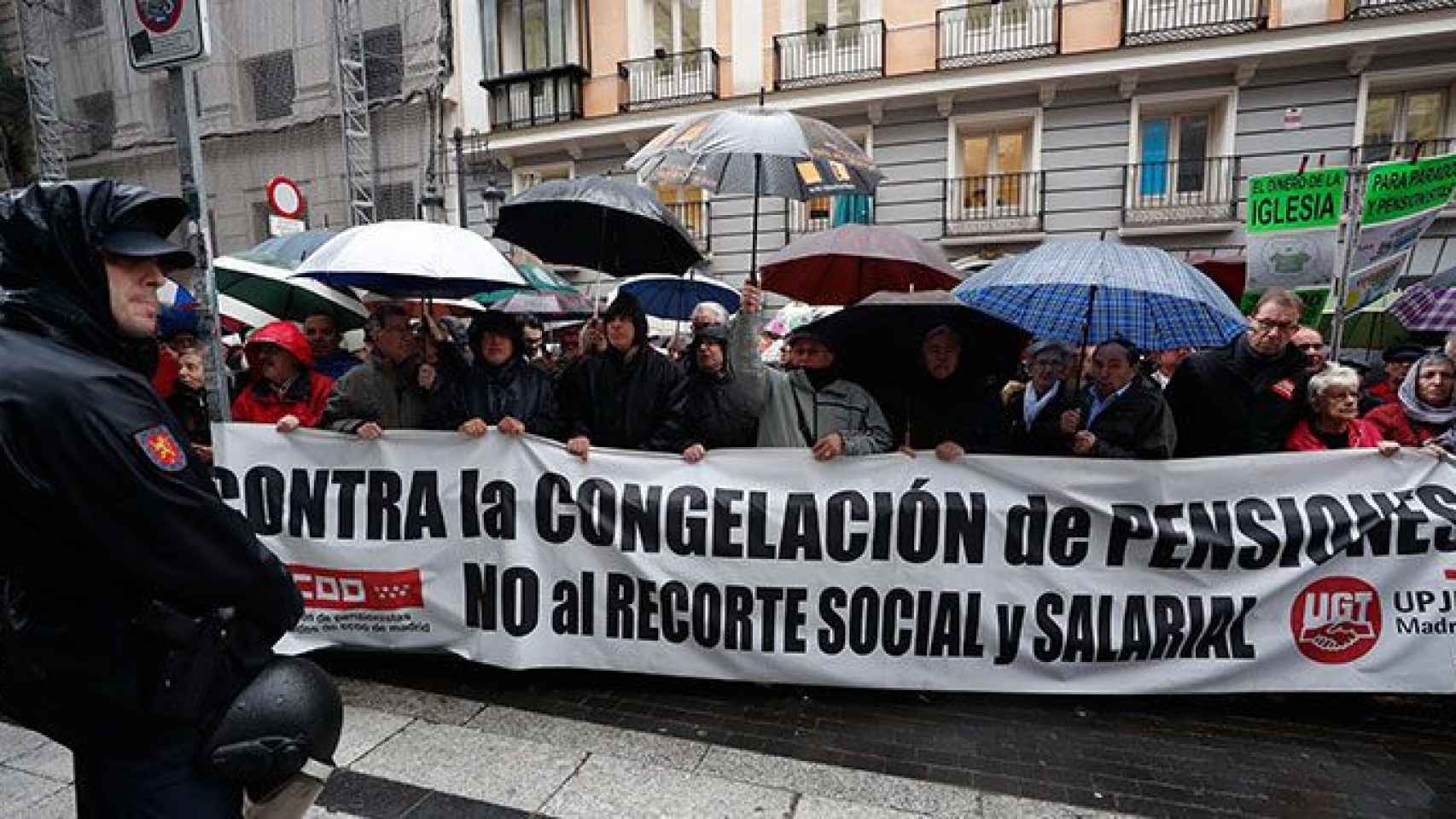 Jubilados se manifiestan contra la subida del 0,25% de las pensiones / EFE