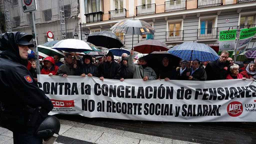 Jubilados se manifiestan contra la subida del 0,25% de las pensiones / EFE