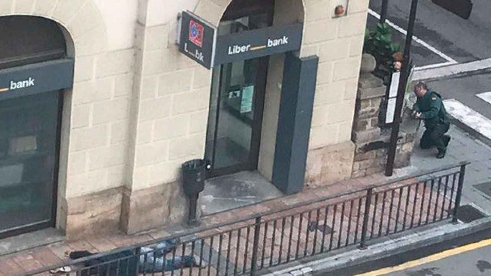 Imagen del momento del atraco en una oficina de Liberbank en Cangas de Onís (Asturias) / EP