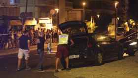 Un policía científico inspecciona un coche en Cambrils (Tarragona), donde cuatro presuntos terroristas han sido abatidos por los Mossos después de haber arrollado con un vehículo a seis personas en el Paseo Marítimo de la localidad / EFE