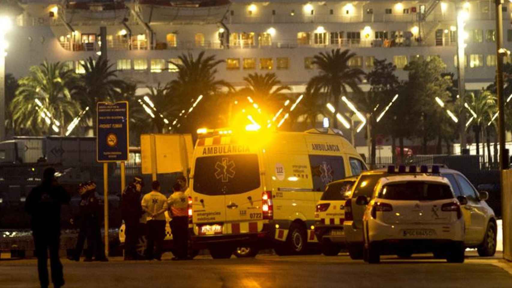 Una ambulancia en el muelle pesquero de Barcelona / EFE