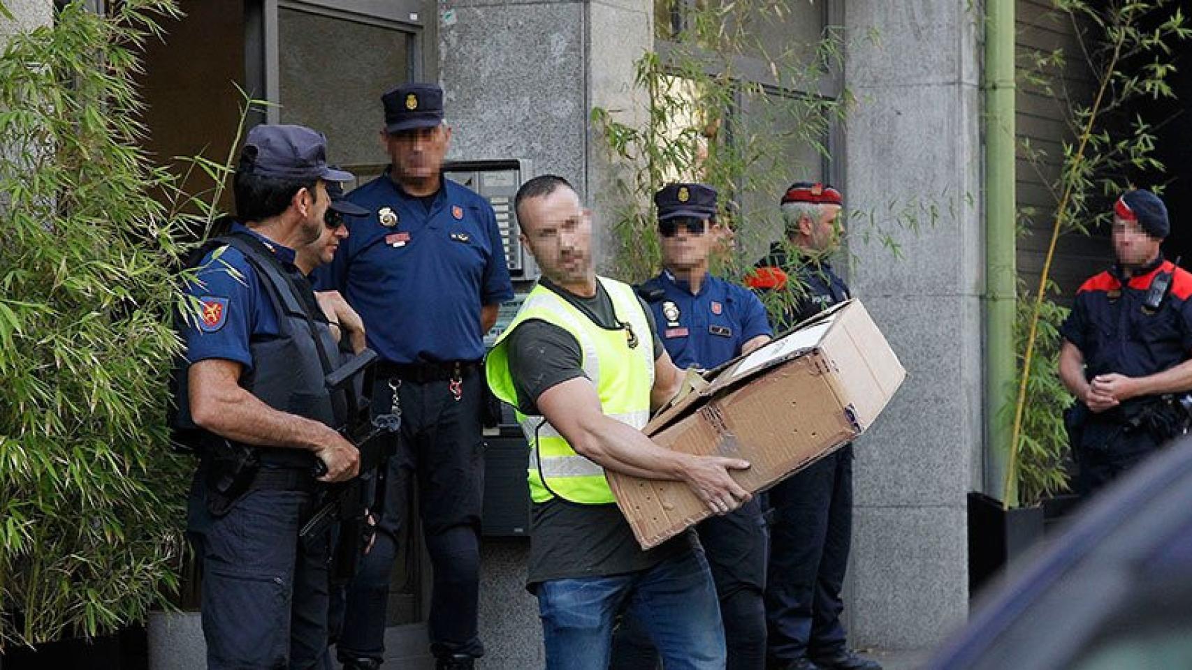 Agentes de policía sacando documentación de las oficinas del restaurante Yubari de Barcelona / EFE