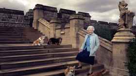 La reina Isabel II fotografiada junto a sus perros.