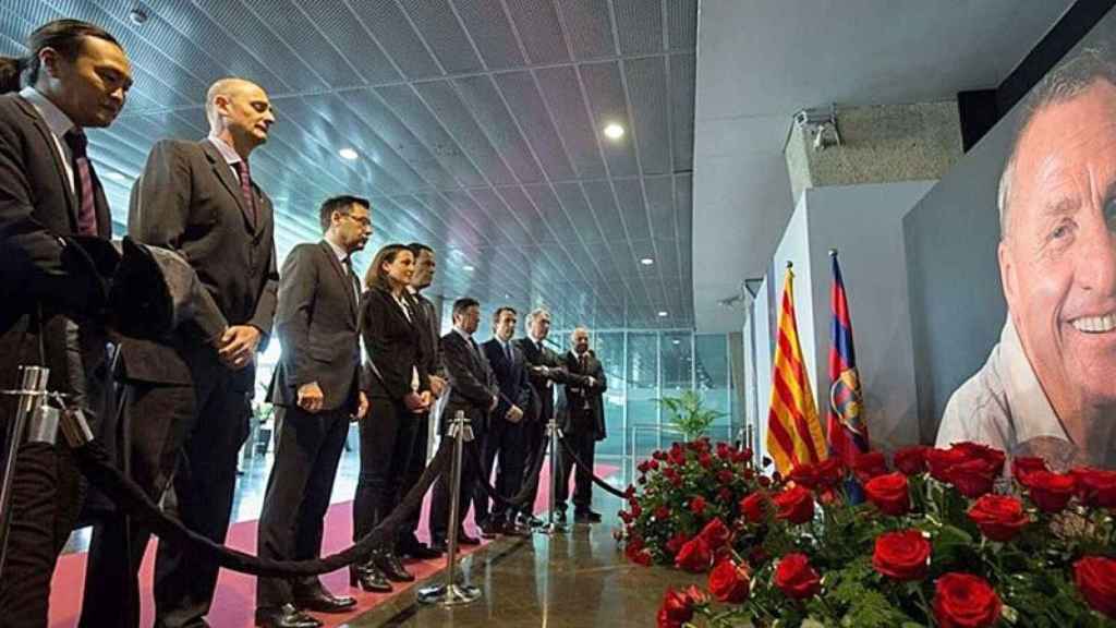 Johan Cruyff, homenajeado en el Camp Nou.