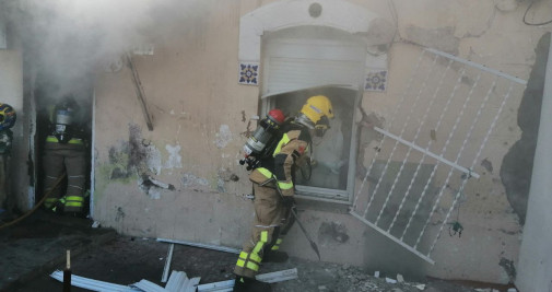 Los Bomberos extinguen el segundo incendio en una semana de una casa okupada en Olesa / BOMBERS