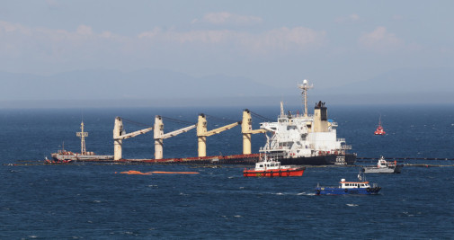 Hundimiento de forma controlada de la popa del OS35 para evitar más daños ante el temporal de levante a 16 de septiembre del 2022 en Algecira, Cádiz / EUROPA PRESS