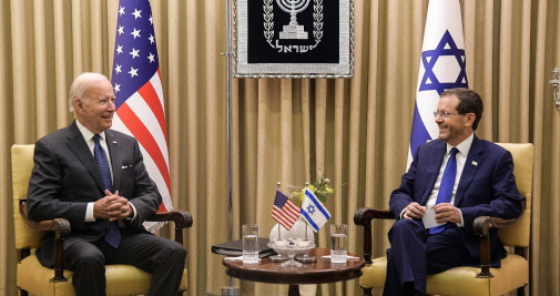 El presidente de EE.UU. Joe Biden (izq.) se reúne con el presidente israelí Isaac Herzog. Biden durante su visita en Israel, en su primera gira por Oriente Medio desde que fue investido presidente en enero de 2021 / EP