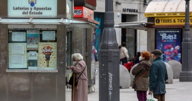 Varias personas hacen cola frente a una administración de lotería / EP