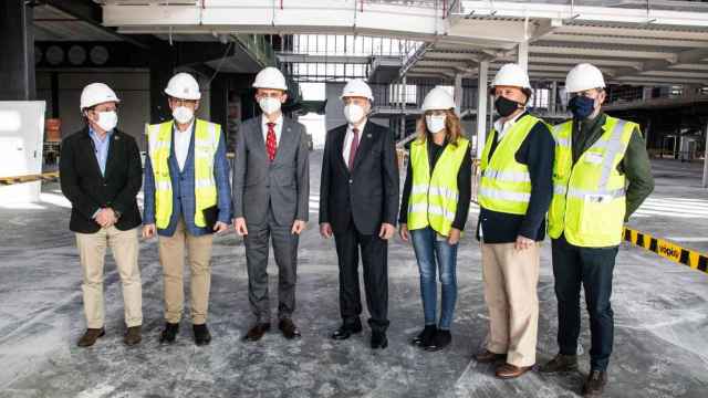 El ministro Duque (tercero) junto a Pere Navarro (centro) en su visita a la Zona Franca / CZFB