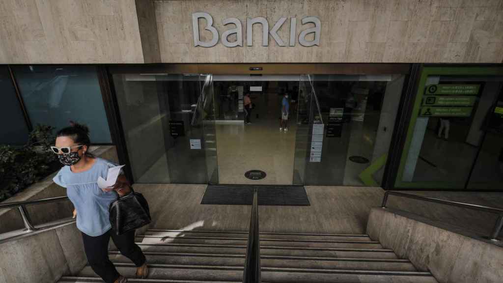 Una mujer sale de una oficina de Bankia / EP