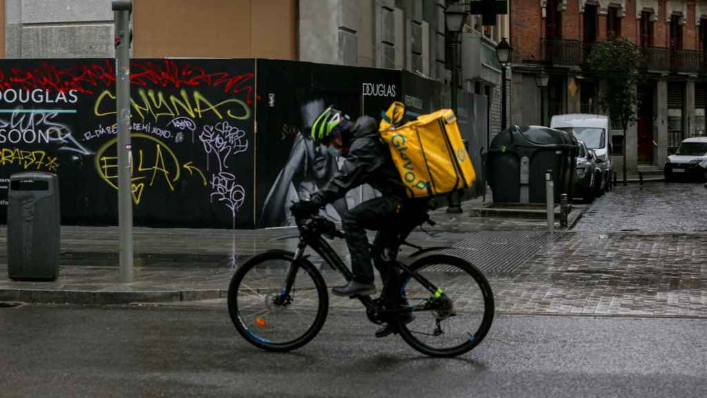 Un repartidor de la plataforma de 'delivery' Glovo durante el estado de alarma / EP