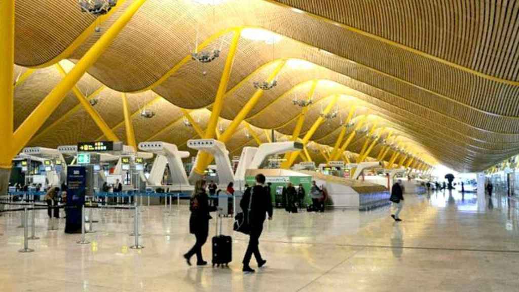 Interior del aeropuerto de Madrid-Barajas, que desde este lunes será un 'hub' al uso tras la compra de Air Europa por parte de IAG (Iberia) / EFE