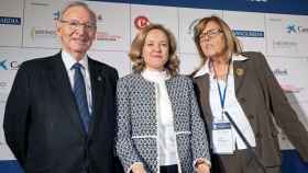 La presidenta de la fundación Olof Palme e impulsora de las Jornadas de Economía de S'Agaró, Anna Balletbò (d), junto al desaparecido expresiente de la Cámara de Comercio de Barcelona, Miquel Valls (i), y la ministra de Economía, Nadia Calviño (c) / OLOF