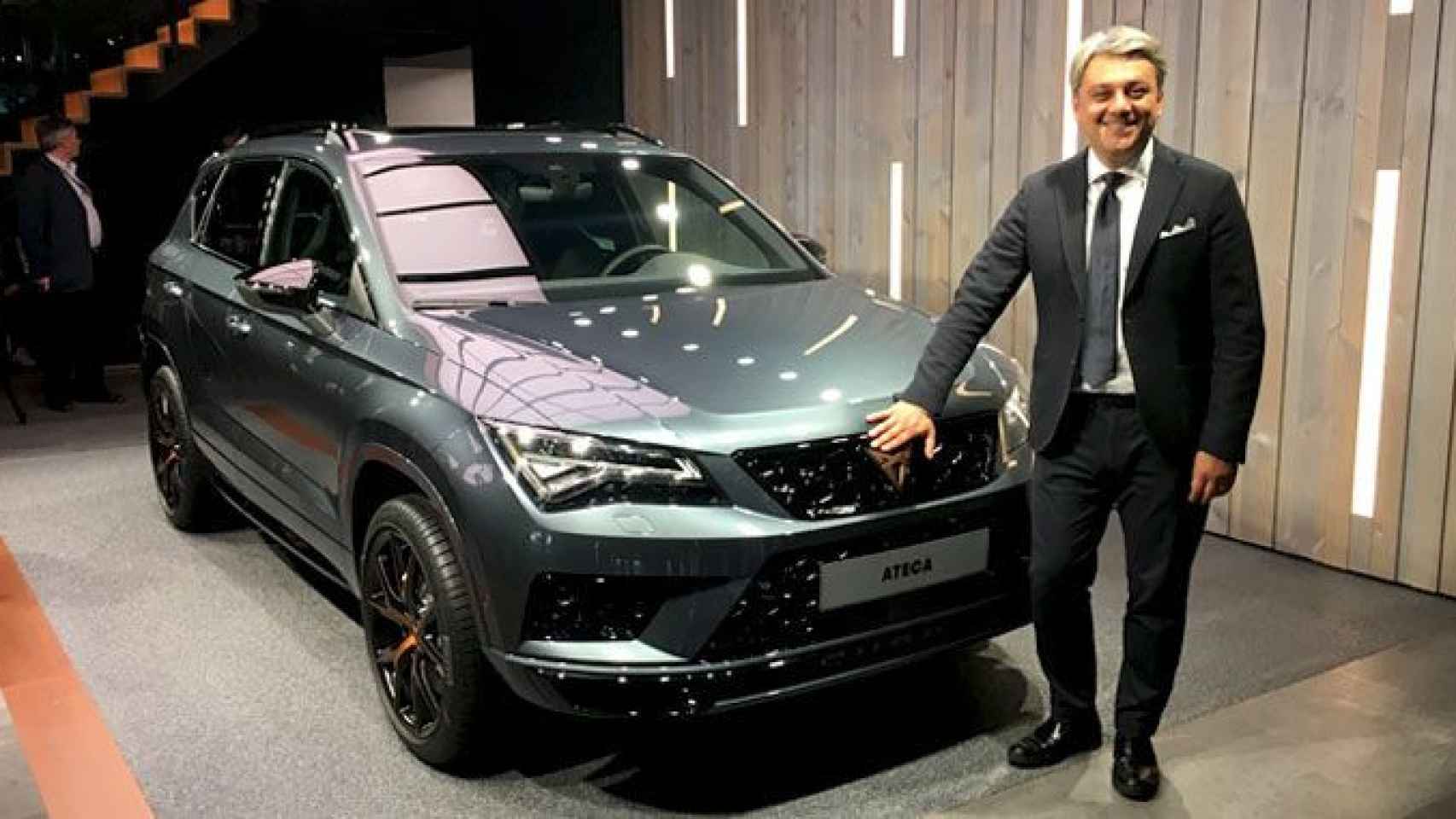 Luca de Meo, presidente de Seat, con la versión más deportiva del Ateca, la de Cupra, en el Salón del Automóvil de Ginebra / CG