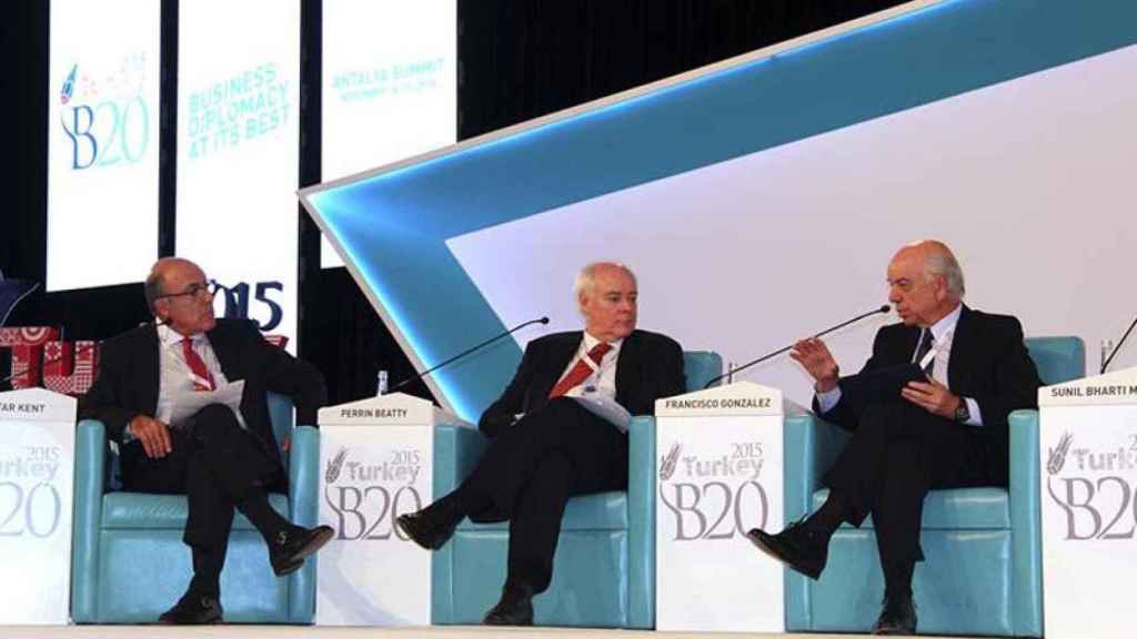 Francisco González (8D) durante su participación en un coloquio previo a la cumbre del G20 en Turquía.