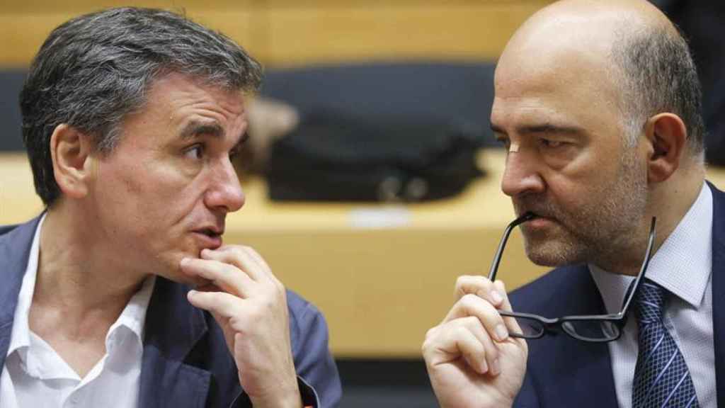 Euclid Tsakalotos, ministro griego de Finanzas (I), con su homólogo francés, Pierre Moscovici, durante a reunión del Eurogrupo