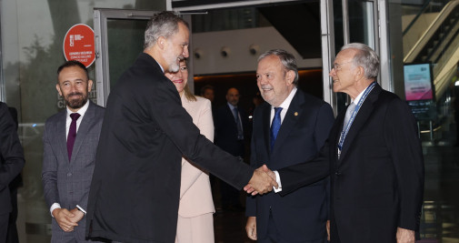 El presidente de la Fundación Bancaria la Caixa, Isidro Fainé (d), saluda al rey Felipe VI en su llegada al congreso de directivos CEDE / CEDE