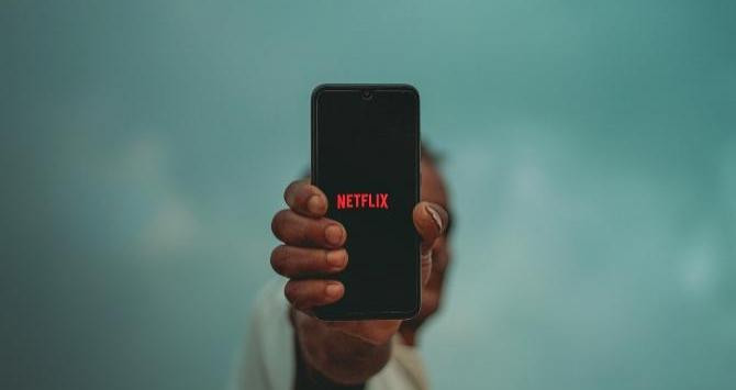 El móvil permite ver series y practicar el binge watching / Sayan Ghosh en UNSPLASH