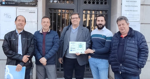 Domènec Puig, investigador del grupo ITAKA del Departamento de Ingeniería Informática y Matemáticas de la URV y cofundador de UP2Smart; Joan Vendrell, director del IISPV; Josep Lluís Falcó, CEO de Genesis Biomed; Pau Puig, administrador de UP2Smart; y Pere Romero, investigador responsable del Grupo de investigación en Oftalmología del IISPV / IISPV