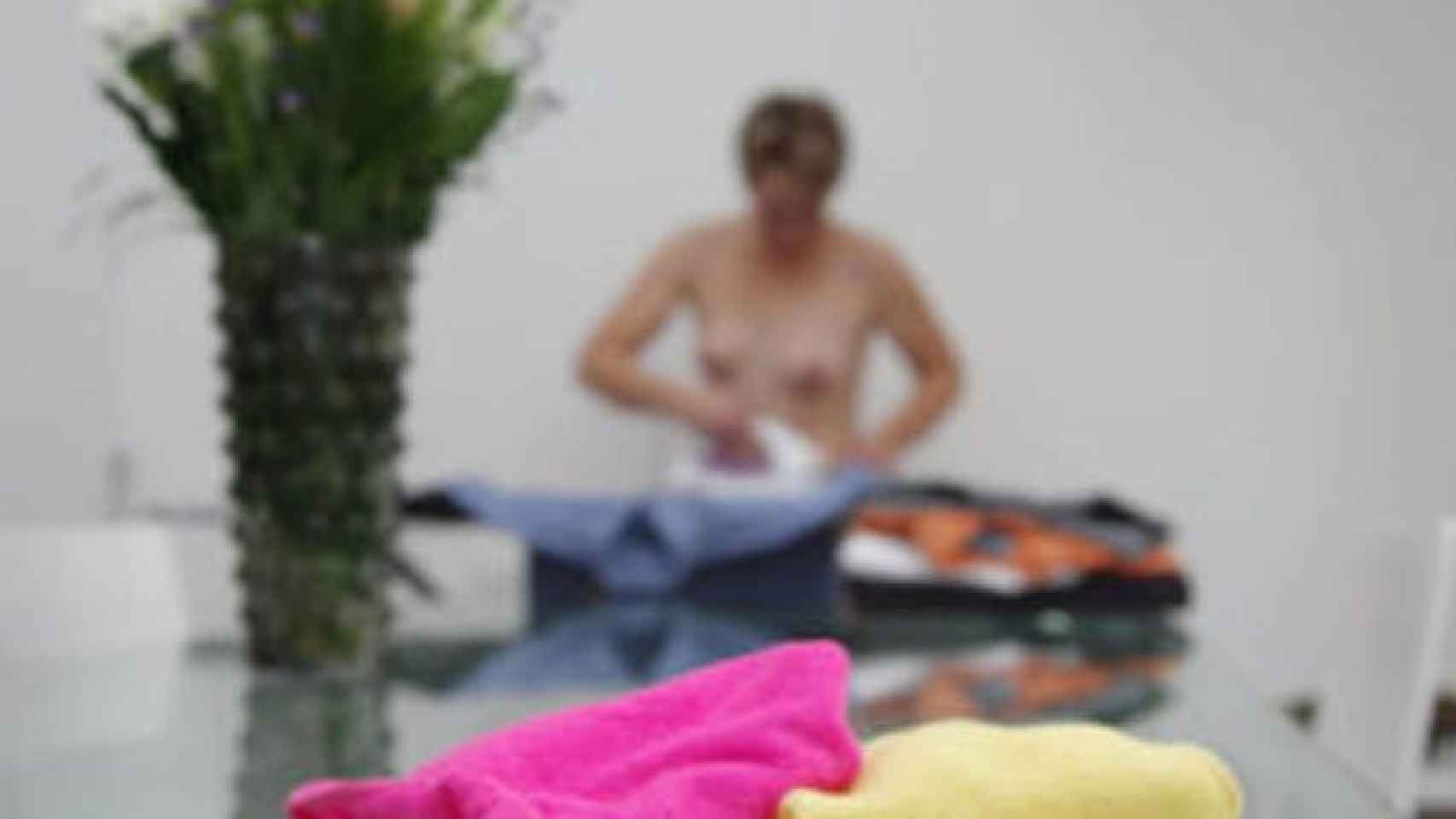 Una limpiadora realizando su trabajo desnuda / NATURIST CLEANERS