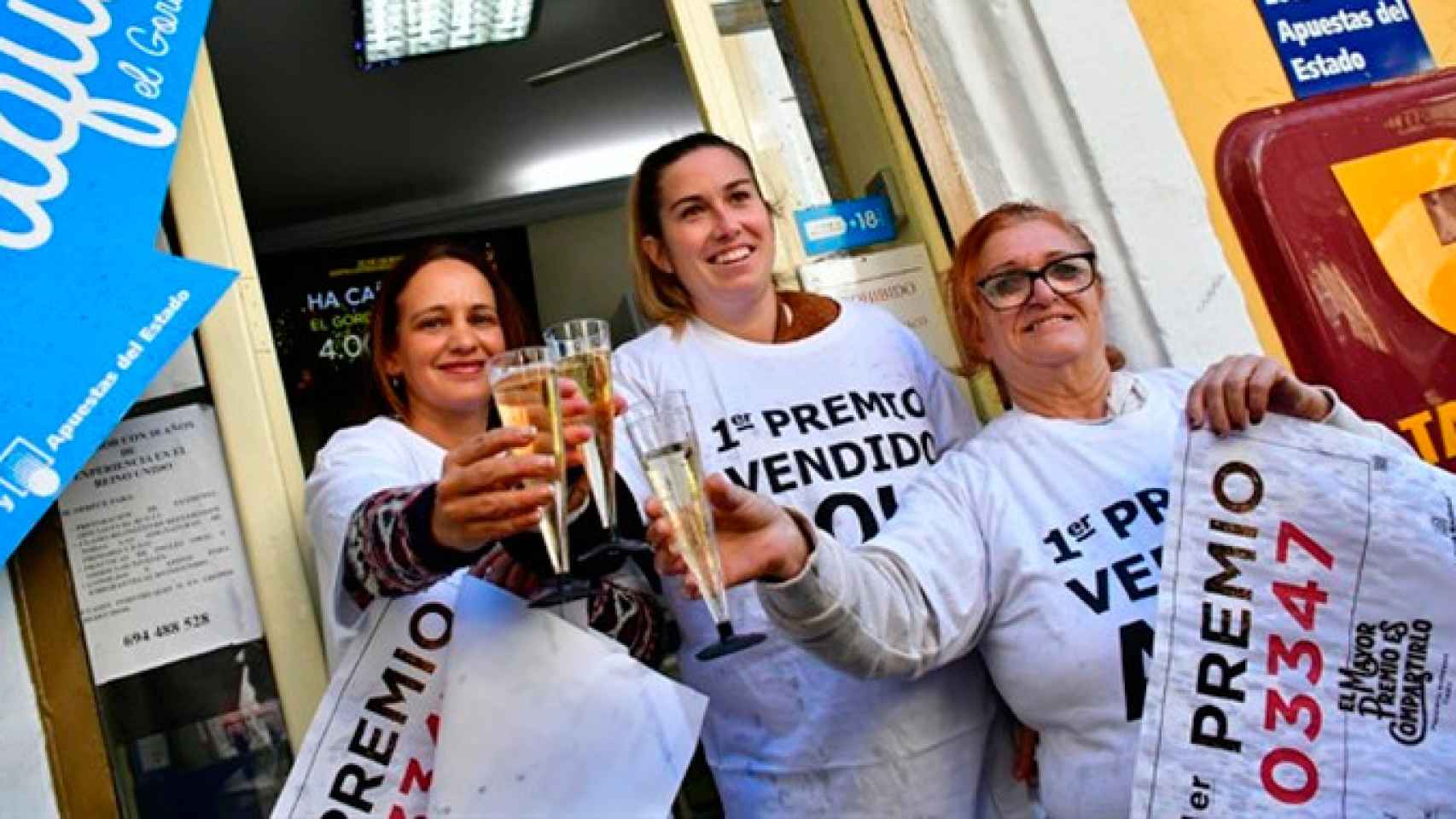 Las vendedoras de una administración de lotería celebran haber vendido el Gordo de Navidad / EP