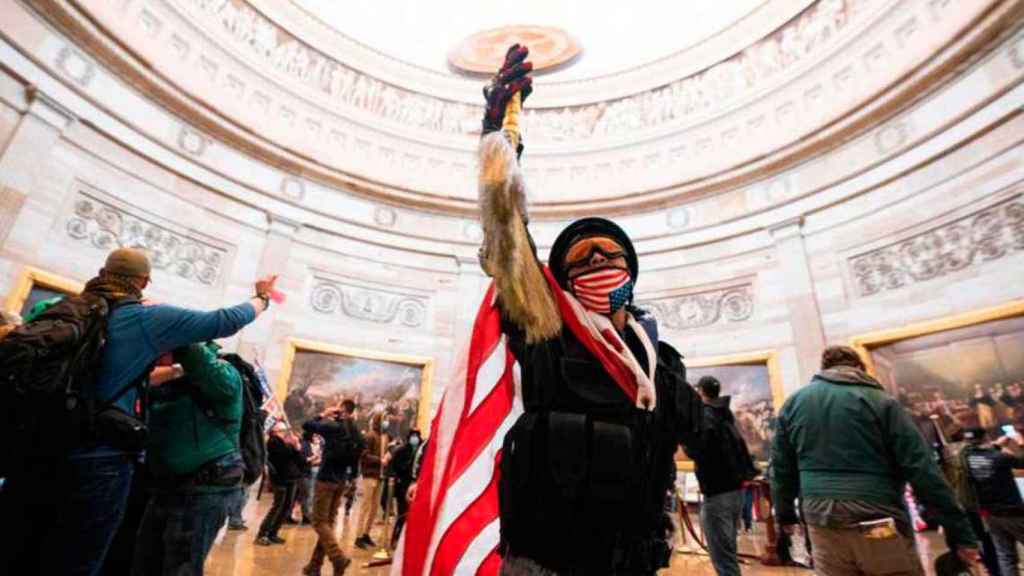 Una imagen de un asaltante que podría ser de QAnon en el interior del Capitolio de Estados Unidos /EFE